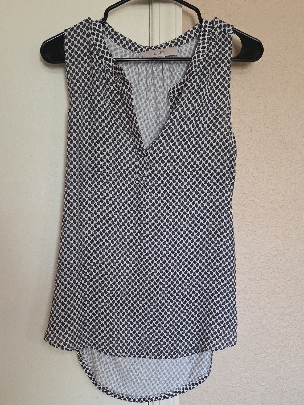 LOFT Paisley Black and White Sleeveless Split-Neck Printed Shell
